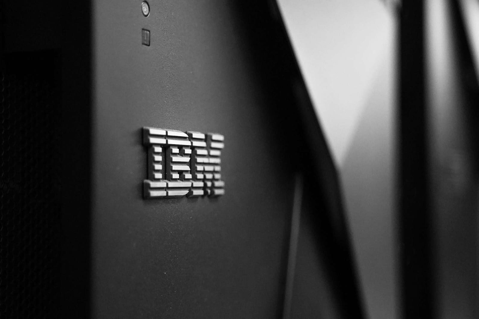 IBM y Linux: Ahorro de espacio y eficiencia en servidores de alto rendimiento
