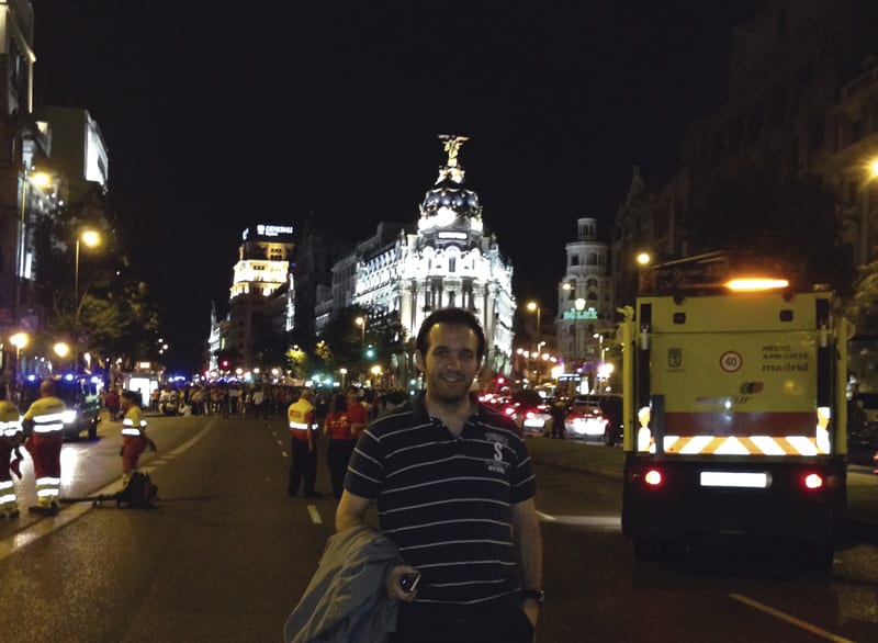 David Carrero en Gran vía con Metropolis de fondo (Madrid)